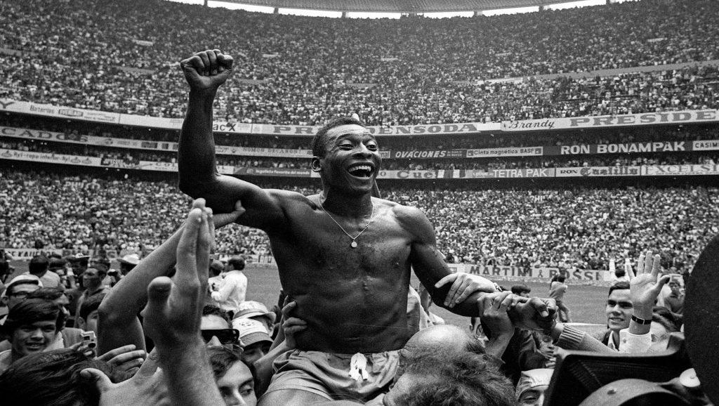 Pelé celebrando la victoria del Mundial 