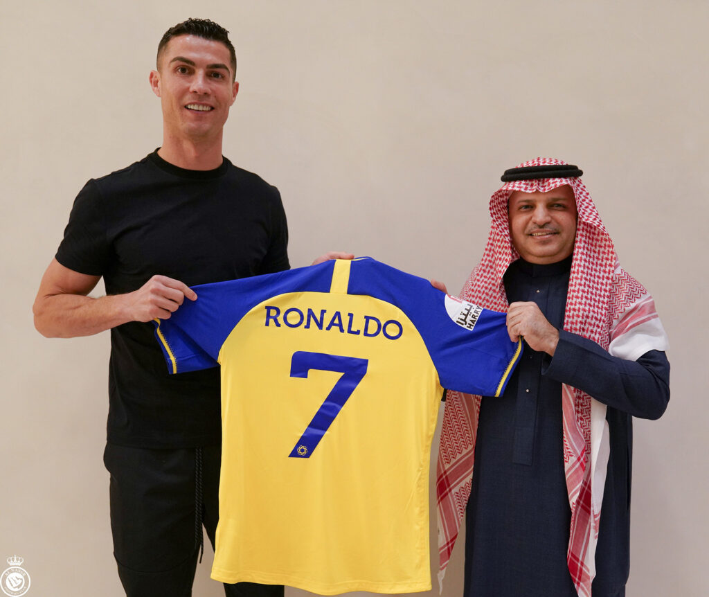 Cristiano posando con la camiseta de su nuevo club (Fotografía vía instagram @cristiano)
