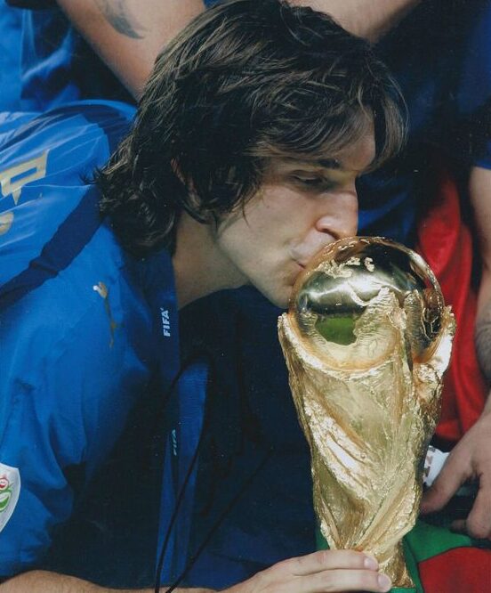 Pirlo besando la Copa del Mundo (fotografía vía pinterest)