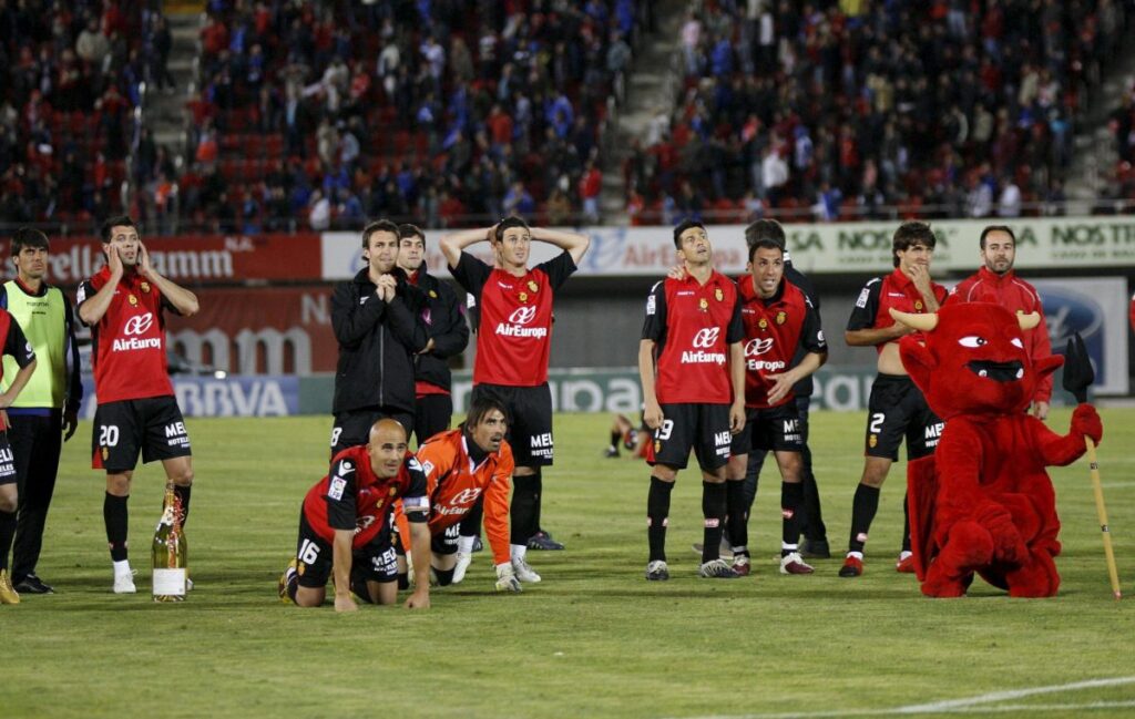 El RCD Mallorca viendo los minutos finales del Almería vs Sevilla (Fotografía vía FútbolMallorca)