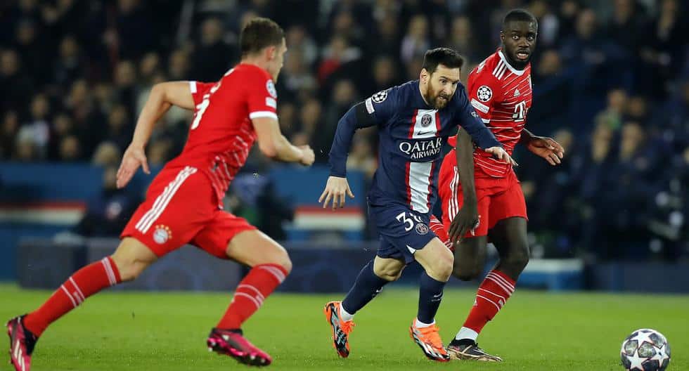 Leo Messi frente a dos defensores del Bayern de Múnich