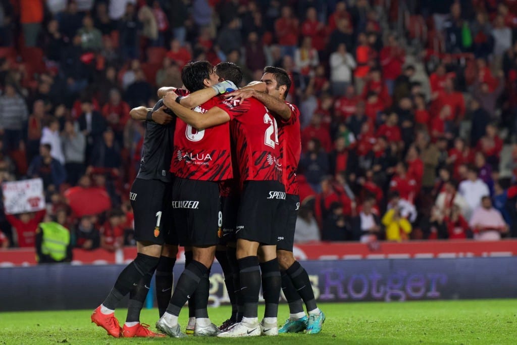 El conjunto bermellón celebrando la victoria (Fotografía vía RCD Mallorca)